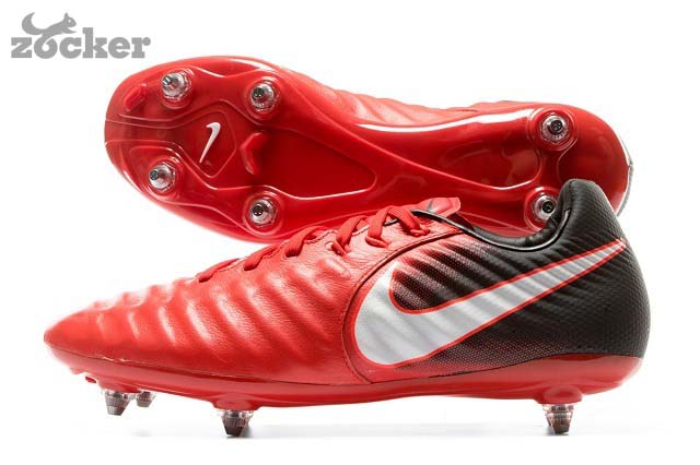 Có nên sử dụng giày đinh trên sân cỏ nhân tạo?